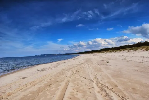 Szeroka, piaszczysta plaża nad Bałtykiem